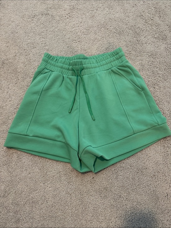 Varley Pants - Varley- Drawstring Lounge Shorts in Green (Double soft)